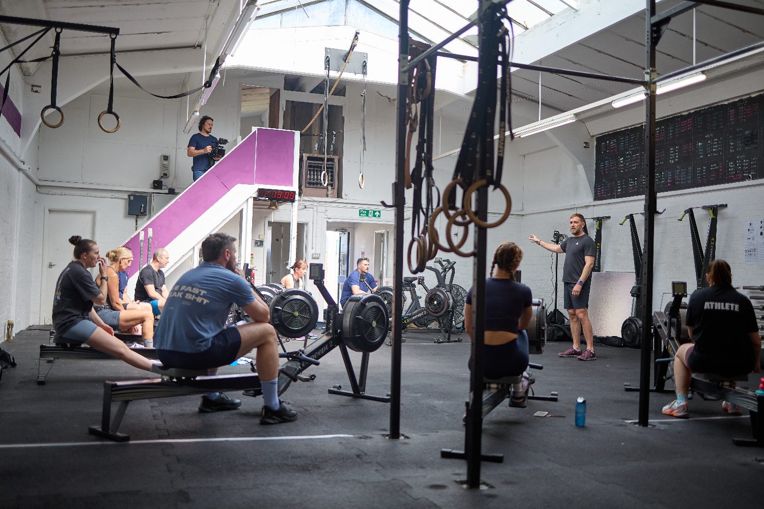Wide view of the rowing session, Garilla filming from the mezzanine